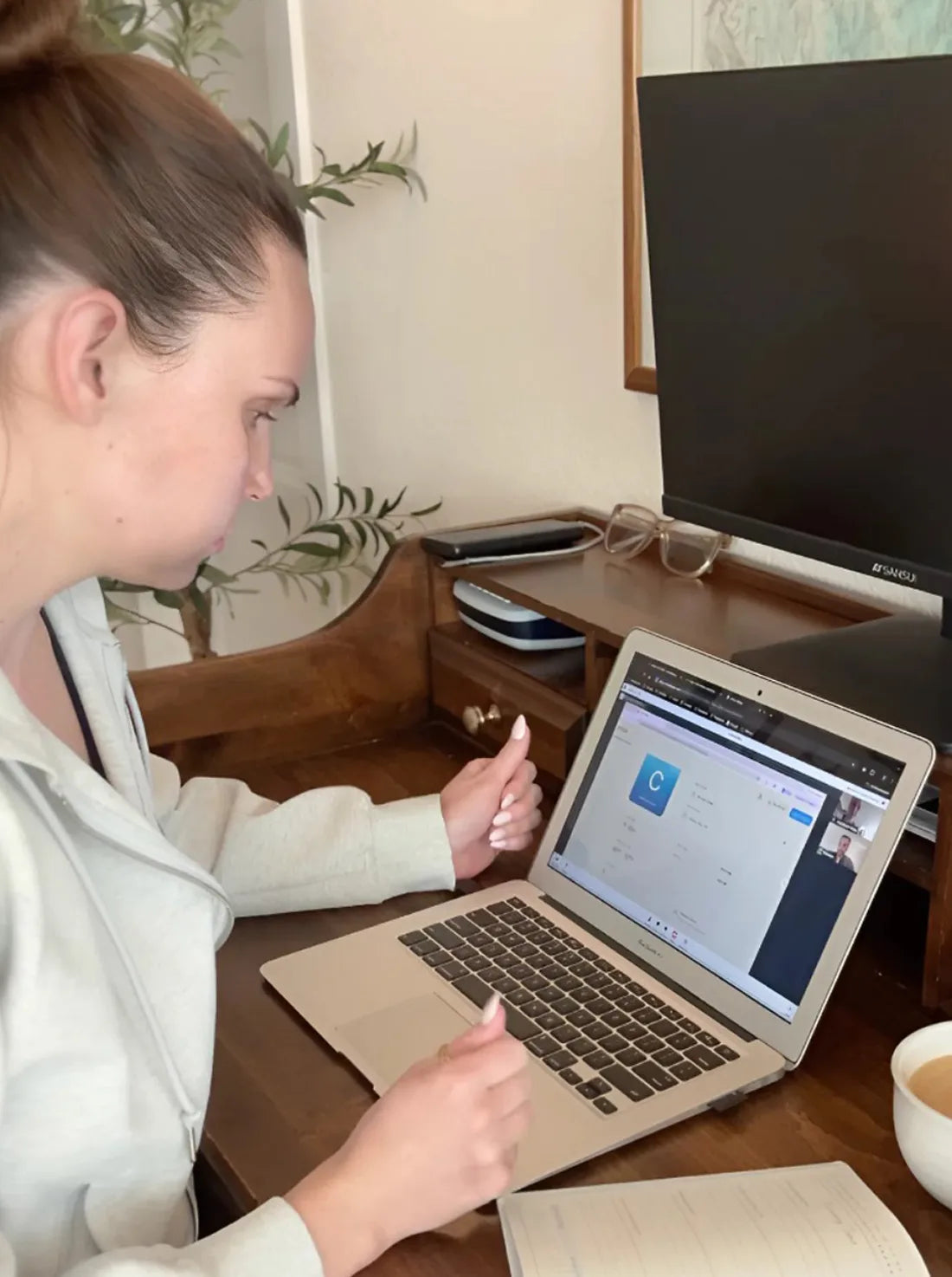 A couple reviewing their two sleep reports with an Orion sleep advisor over a video call